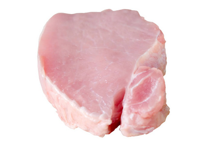 在白色背景下将生猪肉切成薄片