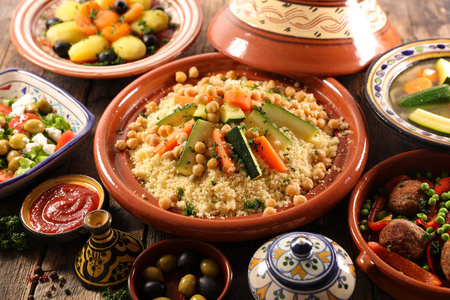 百胜餐餐盘上的阿拉伯食物,桌上的碗照片