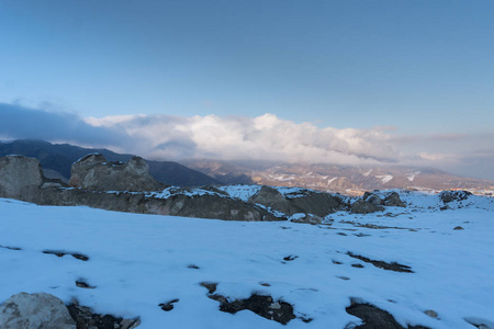 在一个雪山峰。半山腰被雪覆盖