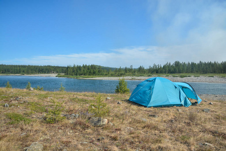 河边的帐篷。 极地乌拉尔的旅游营地。