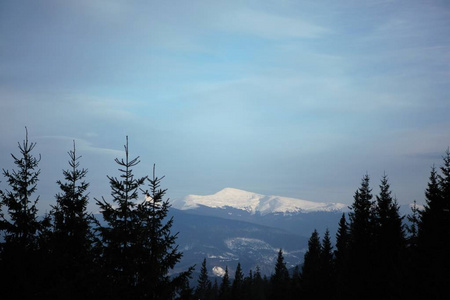 冬季高山河谷的山脉