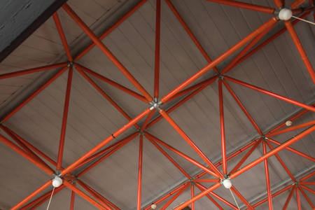 工厂天花板由红色天花板管制成