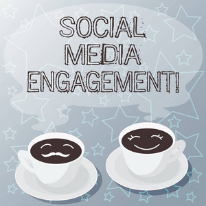 写文字写社交媒体参与。概念的意思是沟通在一个在线社区平台集杯酱油为他和他的咖啡脸图标与空白蒸汽