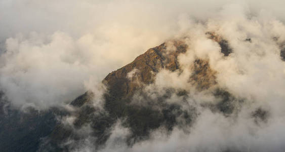尼泊尔的山峰在黎明的阳光下。
