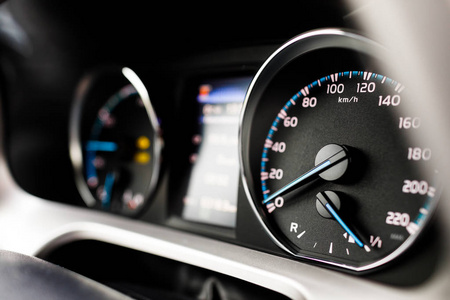 混合汽车仪表板转速表，全能级。 现代汽车的数字仪表板。