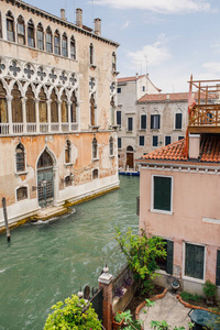 意大利美丽城市威尼斯运河和旧房子的景色