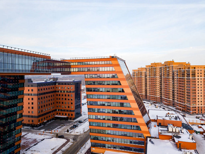 novosibirsk学术之乡科技园区社区中心和员工公寓楼的鸟瞰图冬季有实验室和技术发明的大型建筑