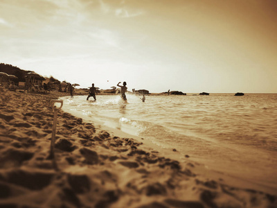 在salento海滩上玩耍的小男孩照片