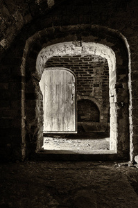 古老的中世纪地窖，有木门。