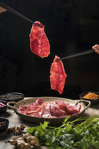 用筷子夹起新鲜的瓦圭牛肉照片