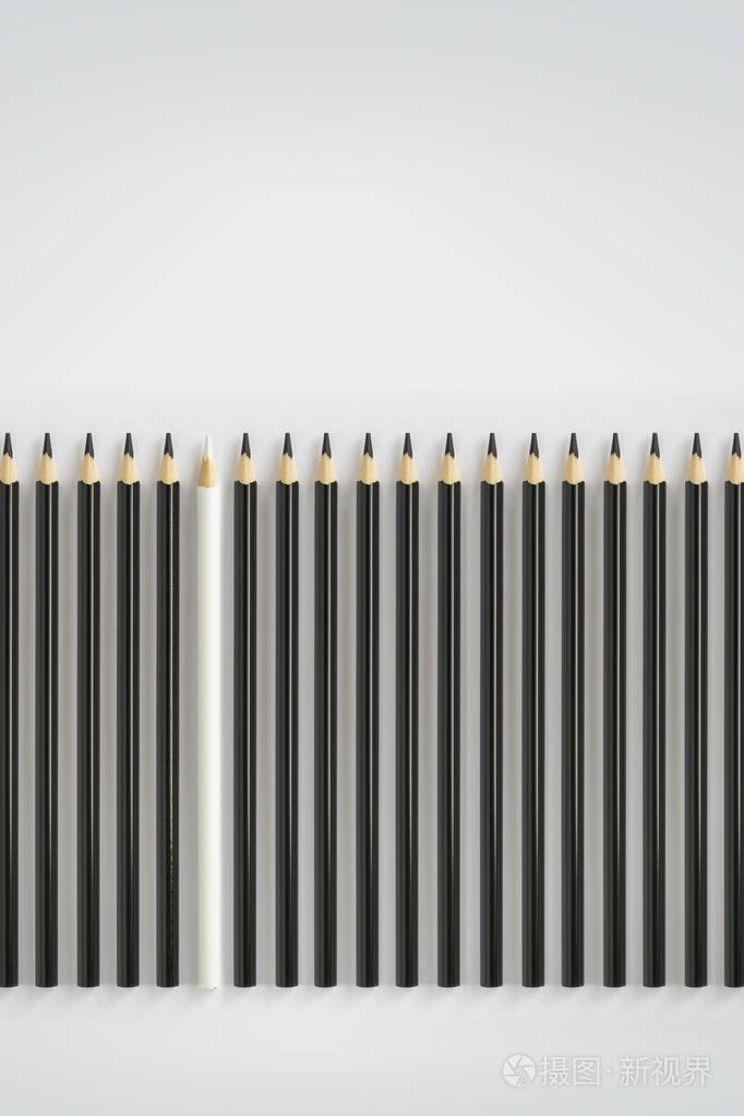 两排黑白铅笔互相指向白色背景冲突概念形象