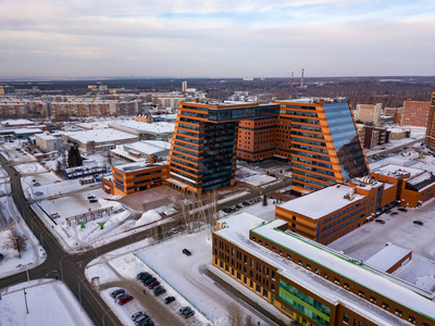 novosibirsk学术之乡的技术公园鸟瞰novosibirsk学术之乡的大型建筑，有实验室和创新项目，技术发明在冬日里被雪覆