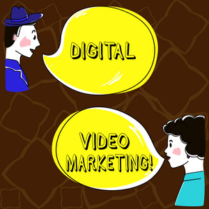 文字文字数字视频营销。使用视频内容来推广品牌或产品的商业理念手绘人员和 wo 分析与空白颜色语音泡泡的谈话照片