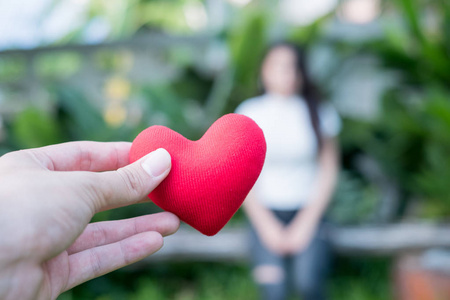 我的心或爱和关心彼此.有背景的人是他爱的人.照片