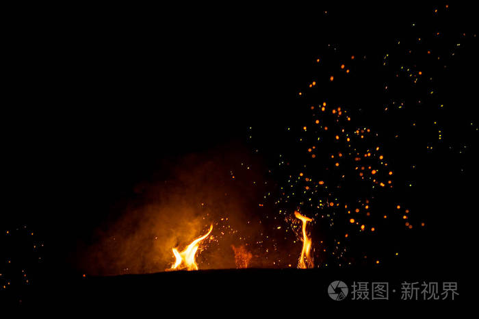 近距离观看燃烧篝火的黑暗抽象背景