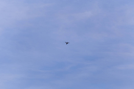 在美丽的蓝天背景上的无人机