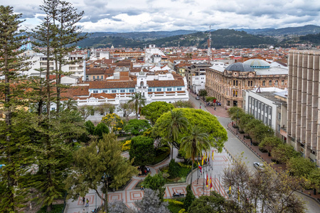 厄瓜多尔库恩卡市和公园卡尔德隆的鸟瞰图
