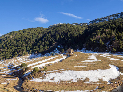 安得拉市一个阳光明媚的日子里，一幅山地风景照片，上面有一所农村小房子