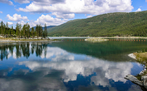 去挪威旅行。 河流湖泊峡湾和山谷