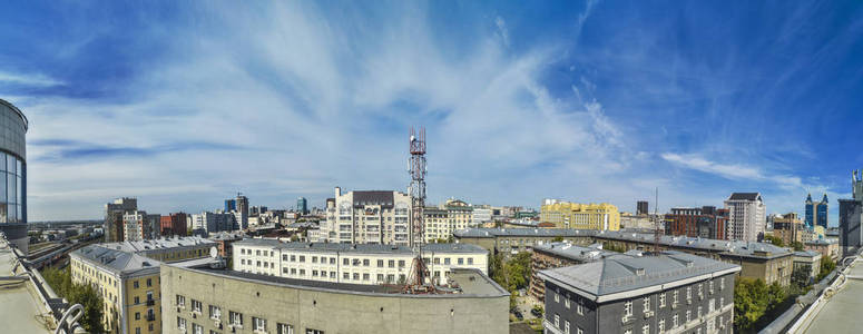 美丽而原始的全景。 美丽的背景和景观和全景的城市建筑屋顶与蓝天与云彩在夏天。