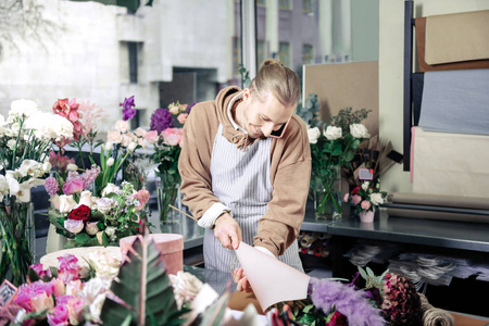 高兴金发碧眼的花店把他完成的花束