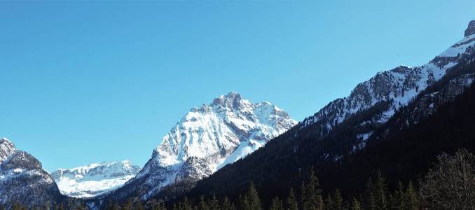 冬季高山河谷的山脉