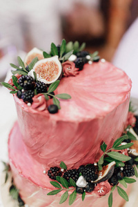 带有鲜花和新鲜浆果的婚礼蛋糕