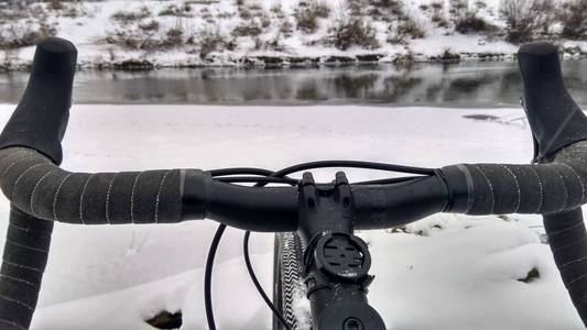 冬天骑自行车在河边