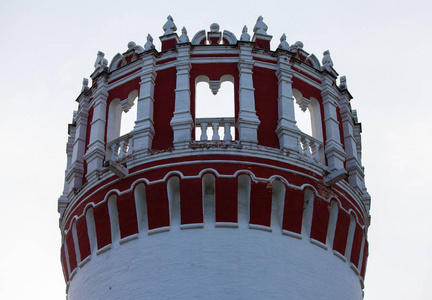 修道院的红白圆塔