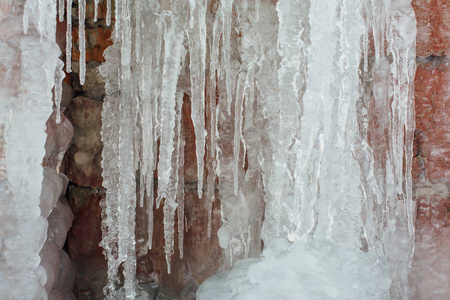 非常大和危险的冰柱在冬天关闭