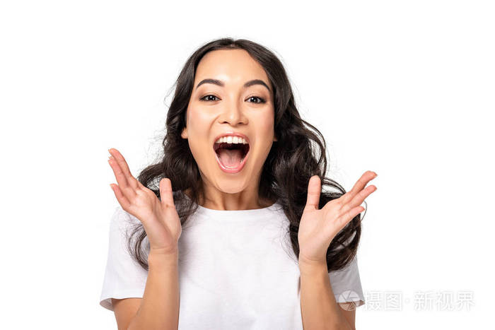 兴奋的微笑的亚洲女人举起双手与白人隔绝