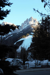 冬季高山河谷的山脉