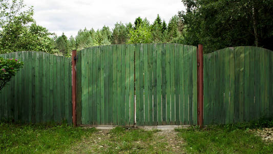 森林的大门森林中央有一扇大门的绿色栅栏照片