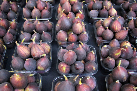 新鲜水果和浆果在市场上出售
