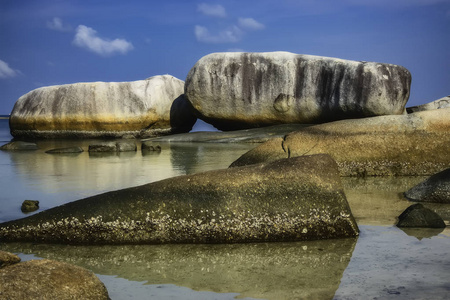 来自贝隆岛的丹戎汀吉海滩上的许多大石头