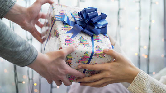 闭上情侣的手, 给情侣送礼物盒.愉快的关系在户外场景.