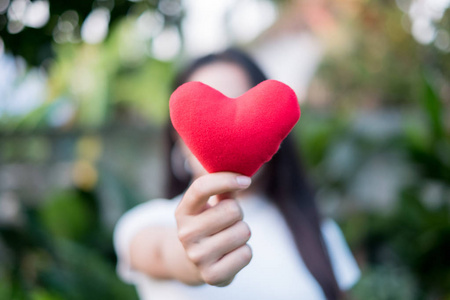 给予彼此的心或爱和关心.有背景是他爱的人.照片