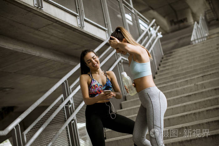 两名年轻女子在城市环境下下楼梯锻炼
