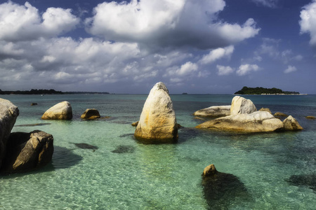 贝里通岛海域的一群大石头照片