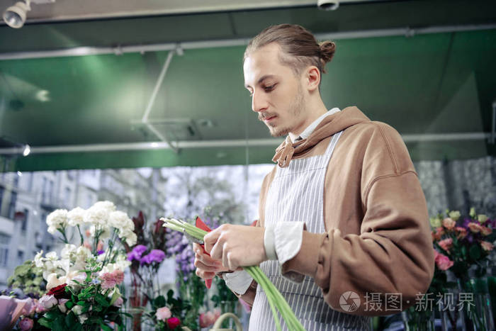 细心的年轻专业花店做婚礼花束