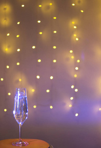 香槟起泡葡萄酒杯波塞科卡瓦在迪斯科派对酒吧婚礼期间，在伊比萨西班牙，后面后面。