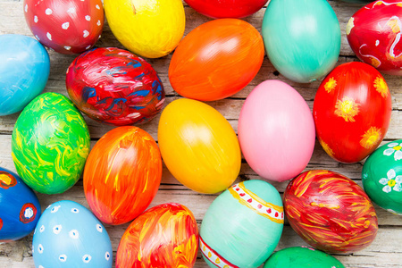 复活节背景与手工彩色鸡蛋。 上面的风景。 节日传统