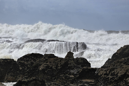 来自葡萄牙北部海岸的阳光明媚的岩石海滩上，巨大的暴风雨波浪。