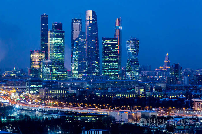 莫斯科国际商务中心莫斯科市晚上或晚上的城市景观蓝天和路灯城市建筑