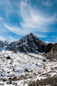 雪山和蓝天下的山顶。 攀登岩石白化病。 阿尔泰山峡冬季全景。