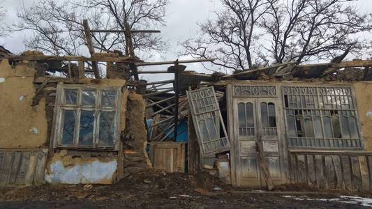 一座倒塌的老房子，史诗乌克兰