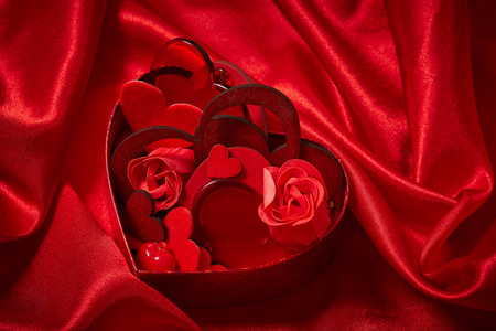 美丽的红色装饰心，为情人节献上美丽的红色丝绸面料
