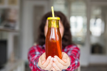饮料, 饮食和健康的生活方式概念女人给你一瓶天然果汁