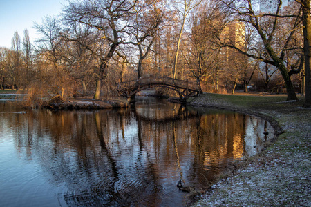 公园里的池塘和浪漫的莱比锡有蓝天的浪漫桥教堂