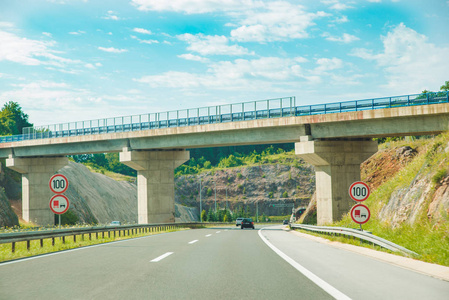 夏季时间公路旅行。 在山上的高速公路。 汽车旅行